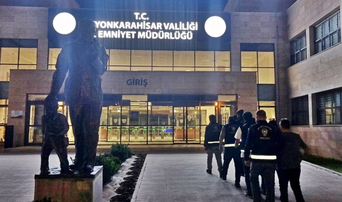 Afyonkarahisar'da sanayideki bir dükkana tamir için bırakılan otomobili çalan şahıslar