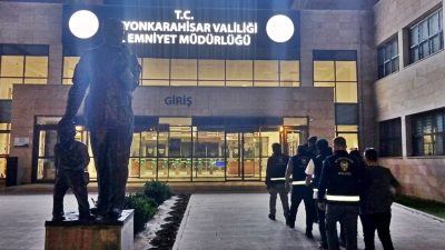 Afyonkarahisar'da sanayideki bir dükkana tamir için bırakılan otomobili çalan şahıslar