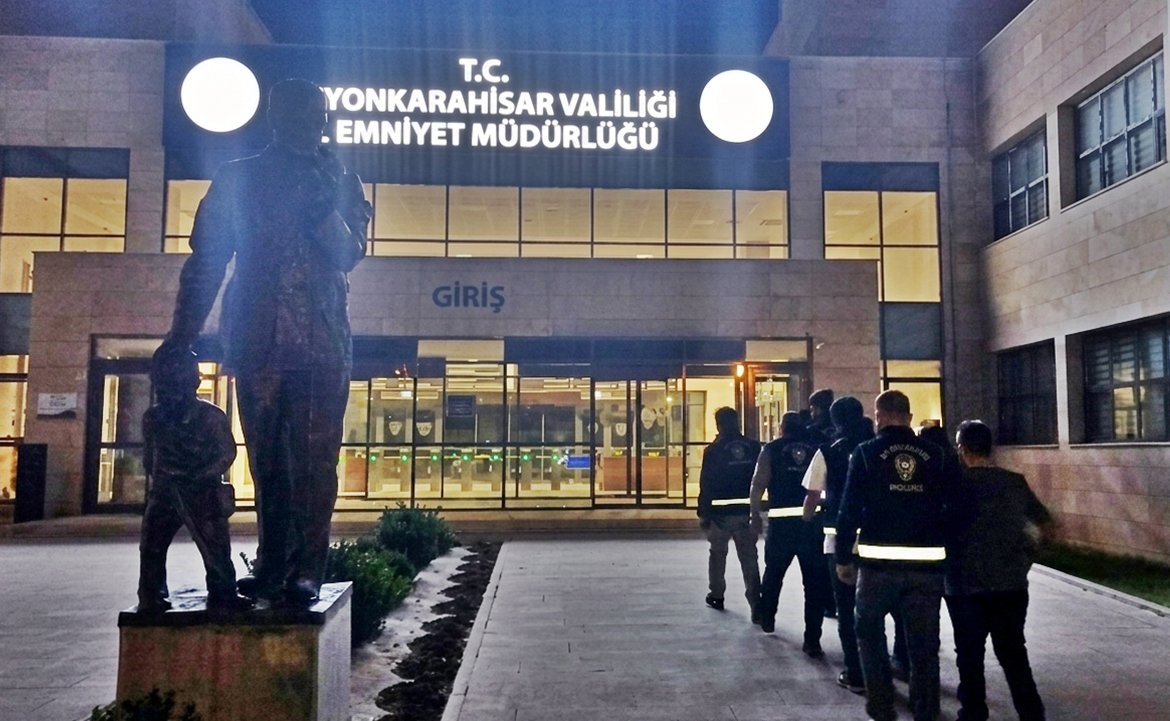 Afyonkarahisar'da sanayideki bir dükkana tamir için bırakılan otomobili çalan şahıslar