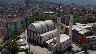 Bursa’da otomobillerdeki sunroof sistemini andıran açılır-kapanır kubbesiyle dikkat çeken Safa