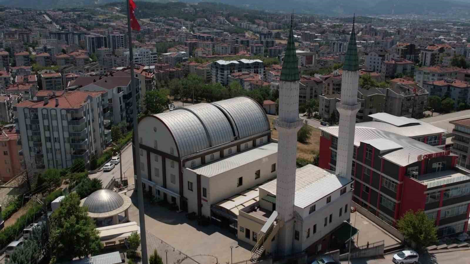 Bursa’da otomobillerdeki sunroof sistemini andıran açılır-kapanır kubbesiyle dikkat çeken Safa