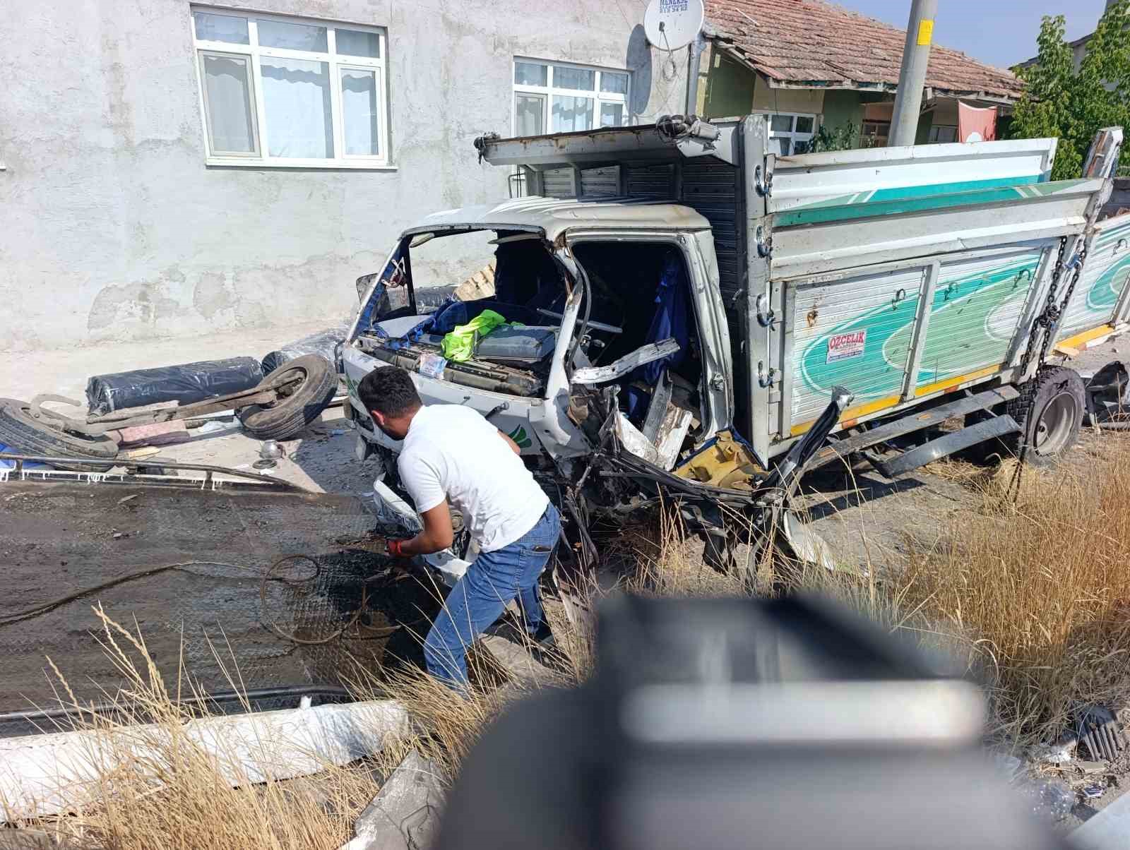Yolcu otobüsü kamyonete çarptı: 1 ölü, 15 yaralı 1 Yolcu otobüsü kamyonete çarptı: 1 ölü, 15 yaralı