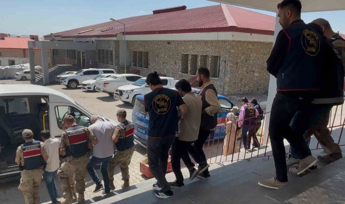 Afyonkarahisar’da yolcu otobüsünün kamyonete arkadan çarpma sonucu meydana gelen trafik