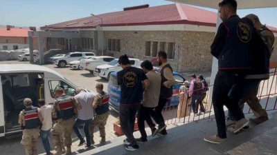 Afyonkarahisar’da yolcu otobüsünün kamyonete arkadan çarpma sonucu meydana gelen trafik