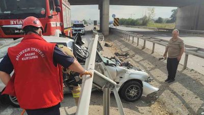 Balıkesir’in Susurluk ilçesinde kontrolden çıkarak bariyerlere saplanan araçtaki 1 kişi