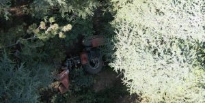 Afyonkarahisar'da kontrolden çıkan traktörün yaklaşık 30 metrelik uçuruma yuvarlanması sonucu
