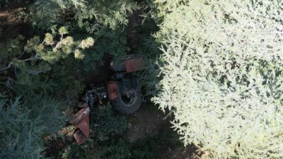 Afyonkarahisar'da kontrolden çıkan traktörün yaklaşık 30 metrelik uçuruma yuvarlanması sonucu