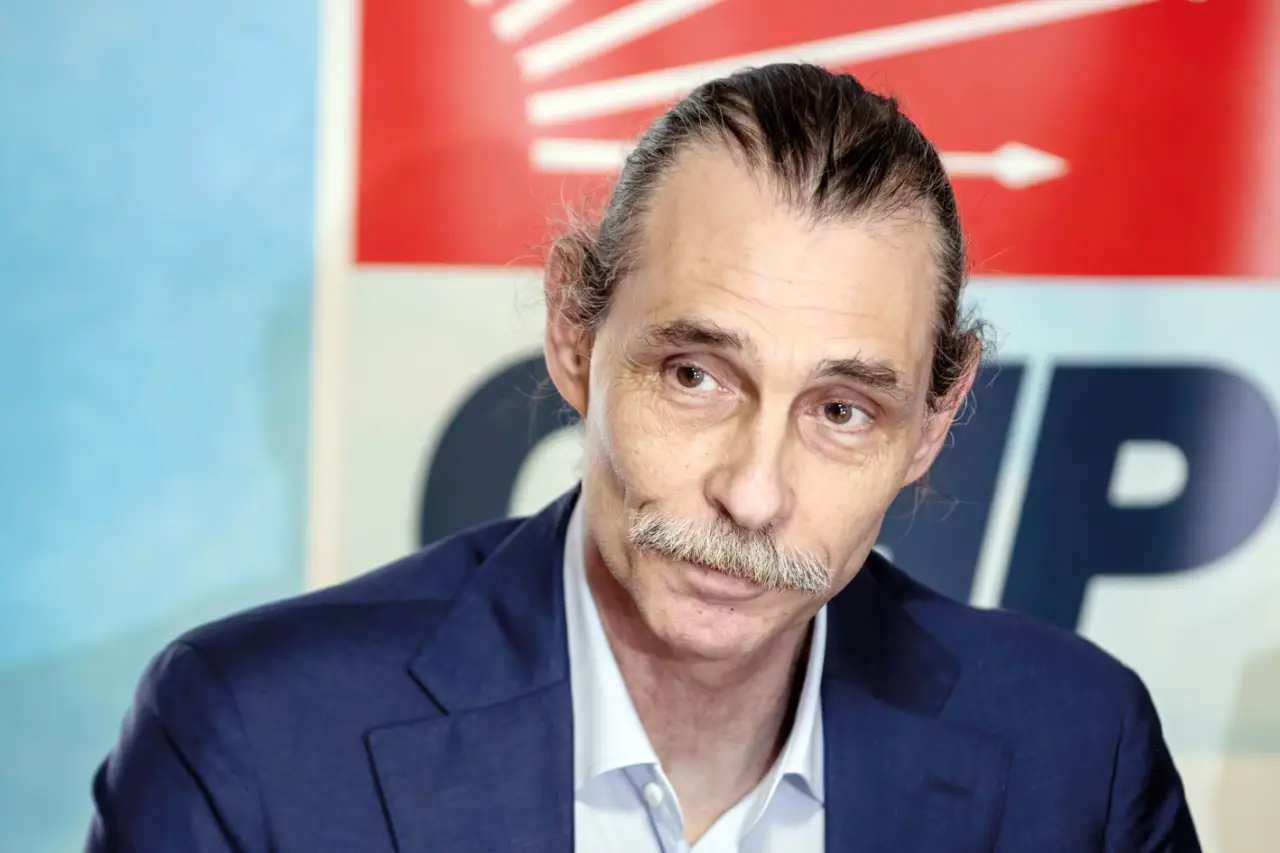 Erdal Beşikçioğlu ve 39 şüpheli tutuklandı 1 Erdal Beşikçioğlu ve 39 şüpheli tutuklandı