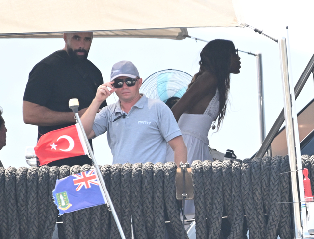 Naomi Campbell'ın Bodrum'da panik anları: Korumalarını siper etti! 1 Naomi Campbell'ın Bodrum'da panik anları: Korumalarını siper etti!