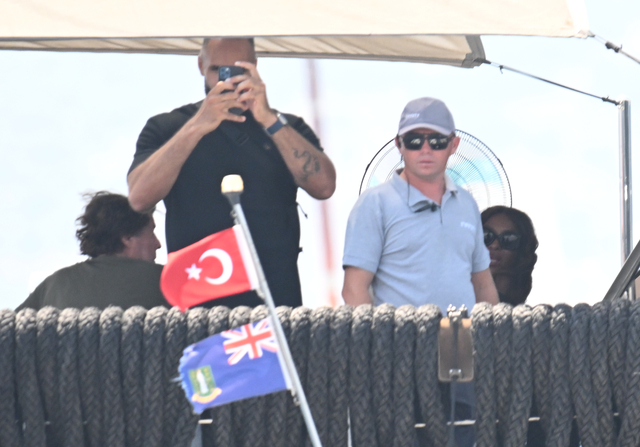 Naomi Campbell'ın Bodrum'da panik anları: Korumalarını siper etti! 2 Naomi Campbell'ın Bodrum'da panik anları: Korumalarını siper etti!
