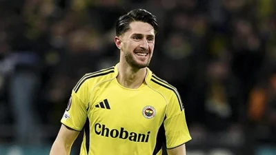 Yeni sezon kadro yapılanmasını sürdüren Fenerbahçe'de takımdan ayrılması beklenen ve