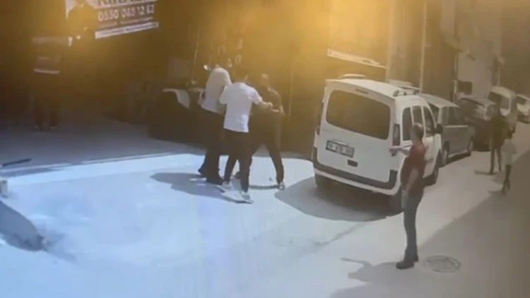 Bursa'da akrabaların kavgası savaş alanına döndü: 6 yaralı, 4 gözaltı! 2 Bursa'da akrabaların kavgası savaş alanına döndü: 6 yaralı, 4 gözaltı!