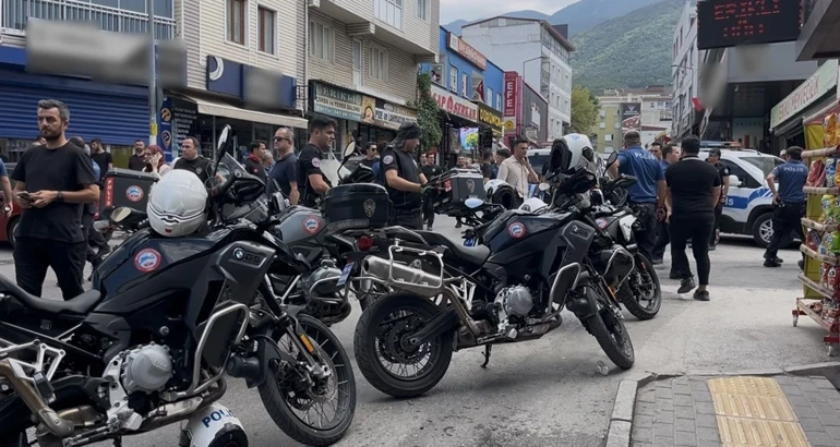 Bursa'da akrabaların kavgası savaş alanına döndü: 6 yaralı, 4 gözaltı! 1 Bursa'da akrabaların kavgası savaş alanına döndü: 6 yaralı, 4 gözaltı!