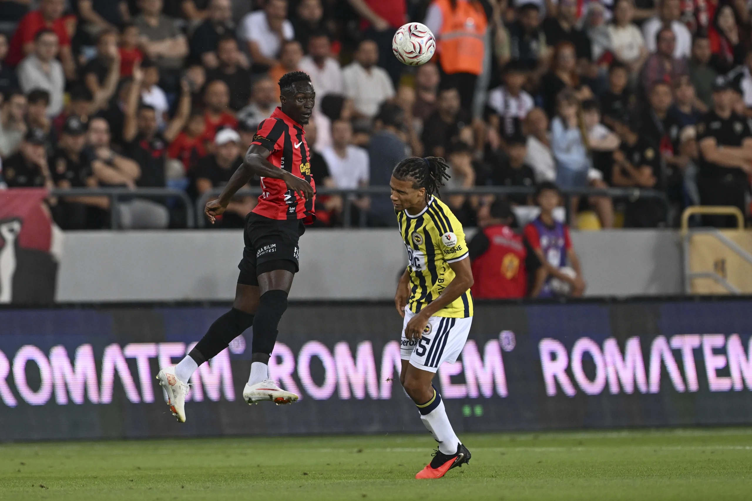 Fenerbahçe, Süper Lig'e yenilgiyle başladı 3 Fenerbahçe, Süper Lig'e yenilgiyle başladı
