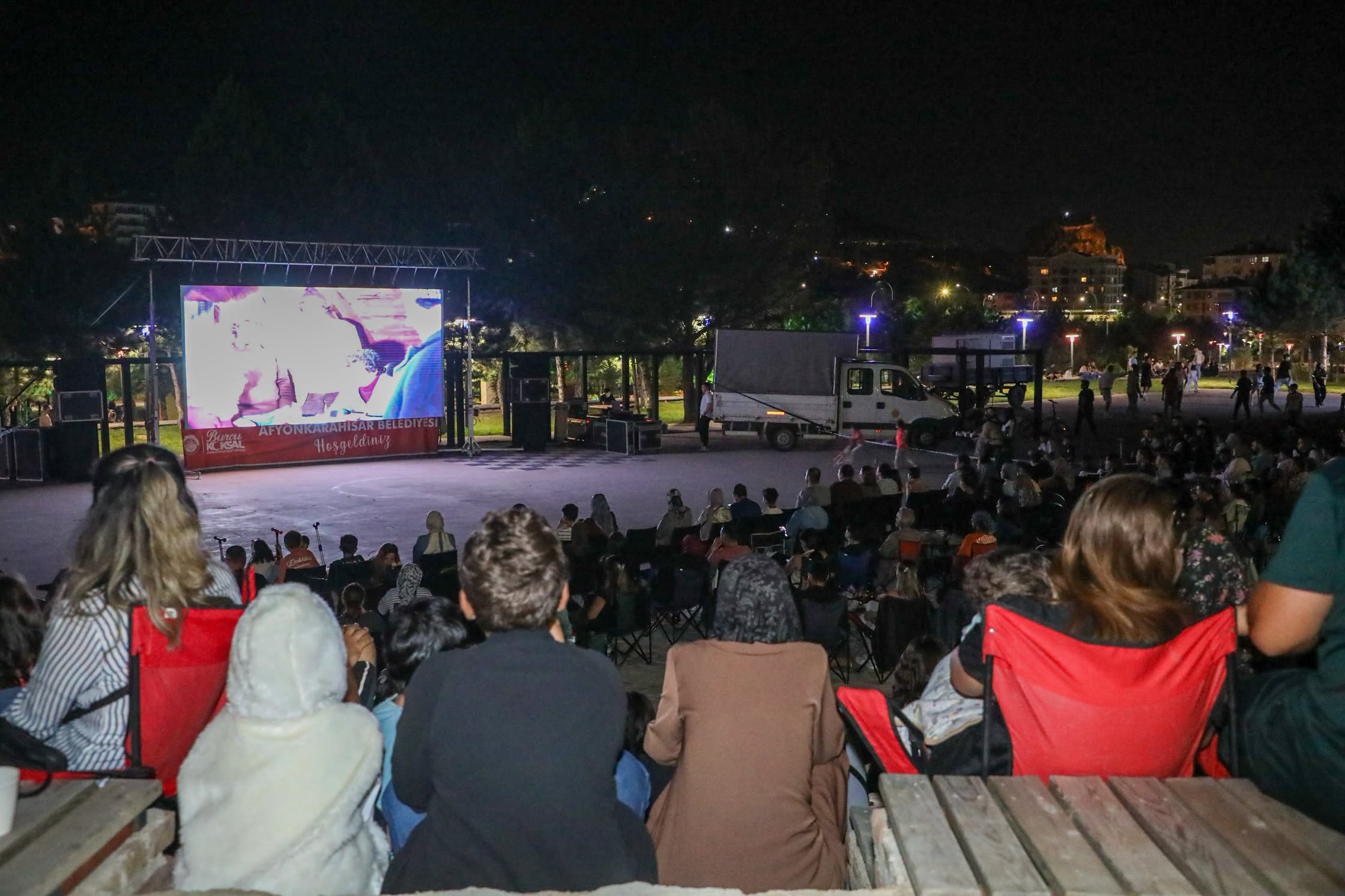 Afyonkarahisar Belediyesi tarafından yaz akşamlarına renk katmak amacıyla düzenlenen Açık