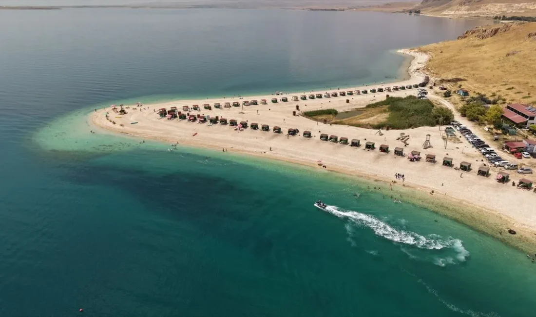 Van'ın Erciş ilçesinde Van Gölü kıyısında yer alan Çakıl Adası,