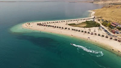 Van'ın Erciş ilçesinde Van Gölü kıyısında yer alan Çakıl Adası,