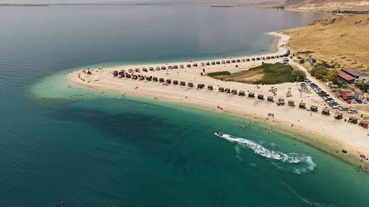 Van'ın Erciş ilçesinde Van Gölü kıyısında yer alan Çakıl Adası,