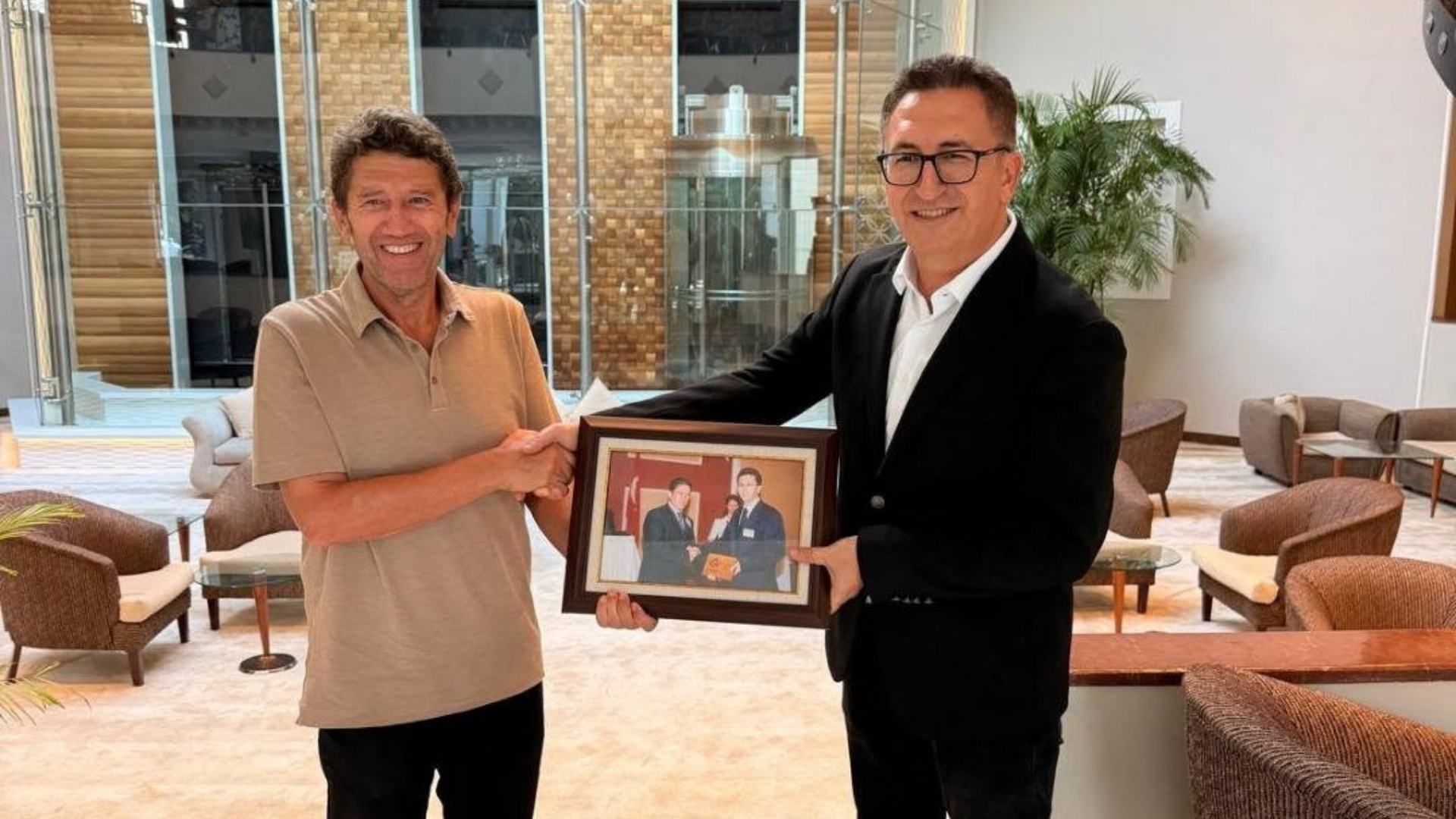 AFSİAD’dan Salim Pancar’a vefa plaketi 1 AFSİAD’dan Salim Pancar’a vefa plaketi