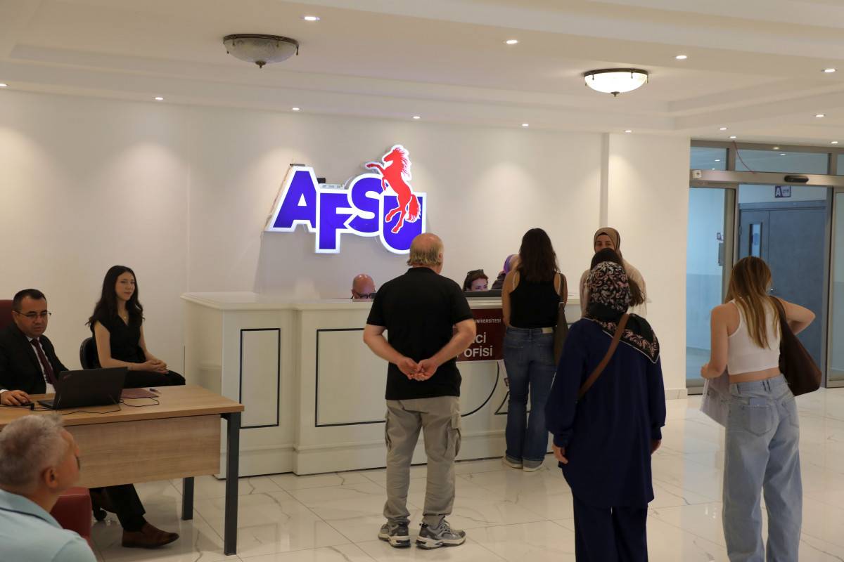 AFSÜ’de yeni öğrencilerin kayıt heyecanı