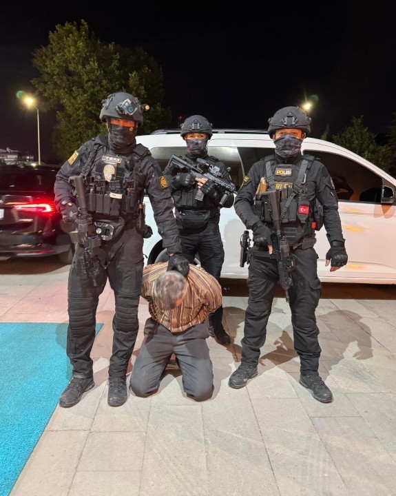 Cumhurbaşkanı’na suikast girişiminde bulunan FETÖ firarisi, Afyon'da yakalandı 1 Cumhurbaşkanı’na suikast girişiminde bulunan FETÖ firarisi, Afyon'da yakalandı