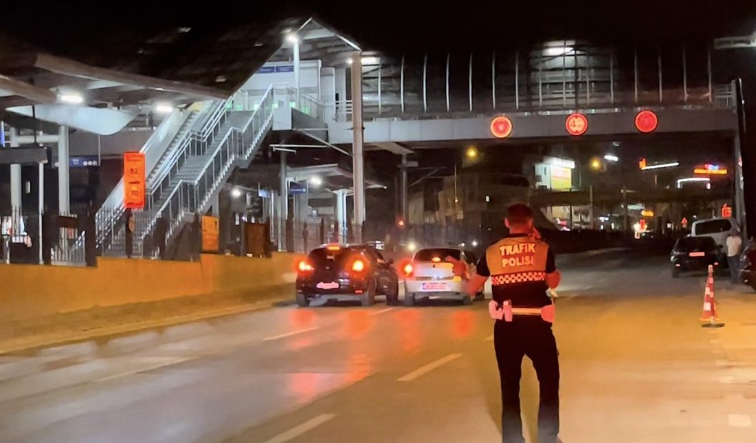 Bursa'da polis uygulamasının hemen yanında ani manevra yapan sürücü yakayı