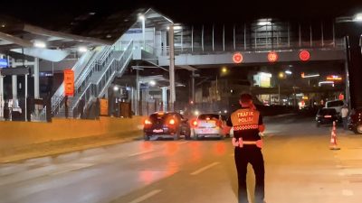 Bursa'da polis uygulamasının hemen yanında ani manevra yapan sürücü yakayı