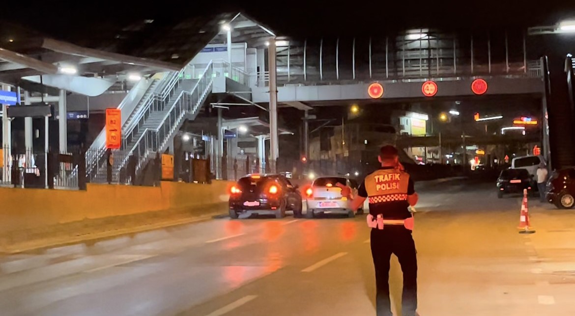 Bursa'da polis uygulamasının hemen yanında ani manevra yapan sürücü yakayı