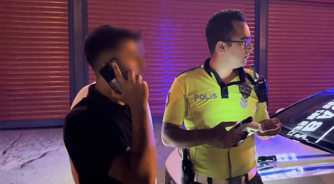 Polisin gözü önünde müşterinin otomobiliyle trafiği tehlikeye attı 3 Polisin gözü önünde müşterinin otomobiliyle trafiği tehlikeye attı