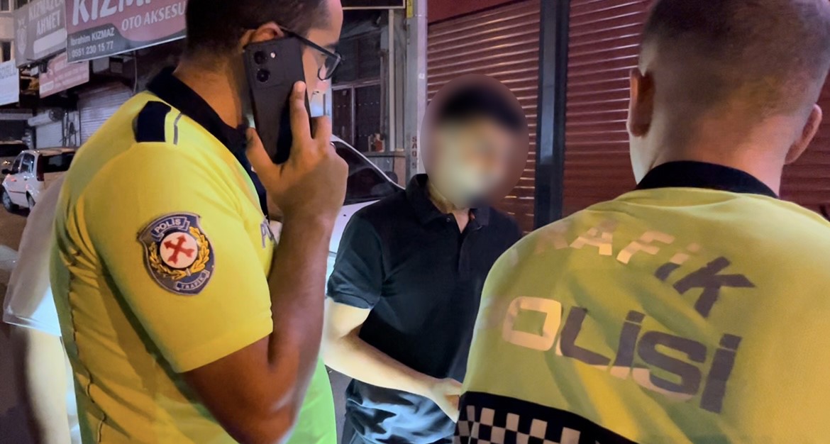 Polisin gözü önünde müşterinin otomobiliyle trafiği tehlikeye attı 1 Polisin gözü önünde müşterinin otomobiliyle trafiği tehlikeye attı
