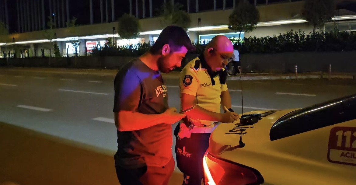 Otomobil takla attı: sürücünün burnu bile kanamadı 3 Otomobil takla attı: sürücünün burnu bile kanamadı