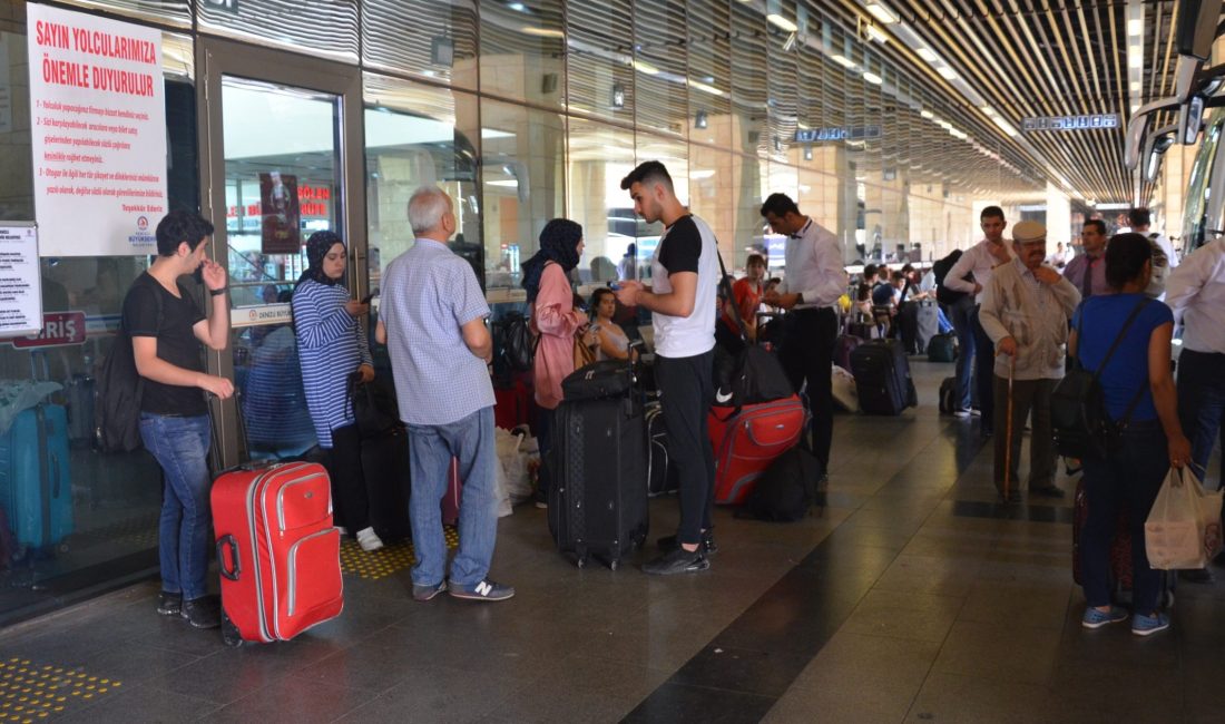 Şehirlerarası otobüs yolculuklarının vazgeçilmezi ikramlar artık tarih oluyor. Bir zamanlar