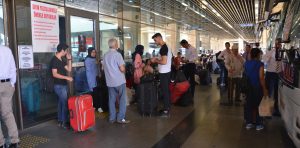 Şehirlerarası otobüs yolculuklarının vazgeçilmezi ikramlar artık tarih oluyor. Bir zamanlar