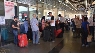 Şehirlerarası otobüs yolculuklarının vazgeçilmezi ikramlar artık tarih oluyor. Bir zamanlar