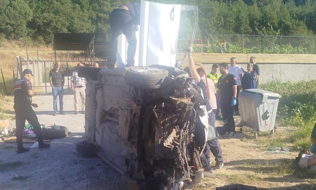 Uşak'ta karşı şeride geçerek devrilen otomobilde aynı aileden 1 kişi