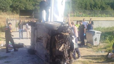 Uşak'ta karşı şeride geçerek devrilen otomobilde aynı aileden 1 kişi