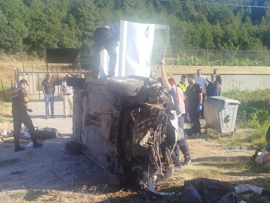 Uşak'ta karşı şeride geçerek devrilen otomobilde aynı aileden 1 kişi