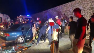 Bursa'nın İznik ilçesinde iki otomobilin kafa kafaya çarpıştığı trafik kazasında