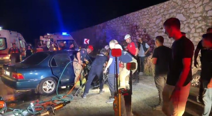 Bursa'nın İznik ilçesinde iki otomobilin kafa kafaya çarpıştığı trafik kazasında