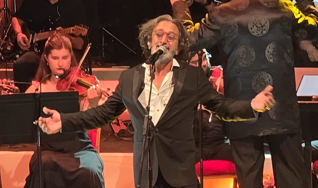 Bursa'da 64. Uluslararası Bursa Festivali Kapsamında Açıkhava Tiyatrosu'nda sahne alan