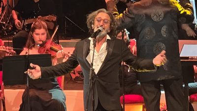 Bursa'da 64. Uluslararası Bursa Festivali Kapsamında Açıkhava Tiyatrosu'nda sahne alan