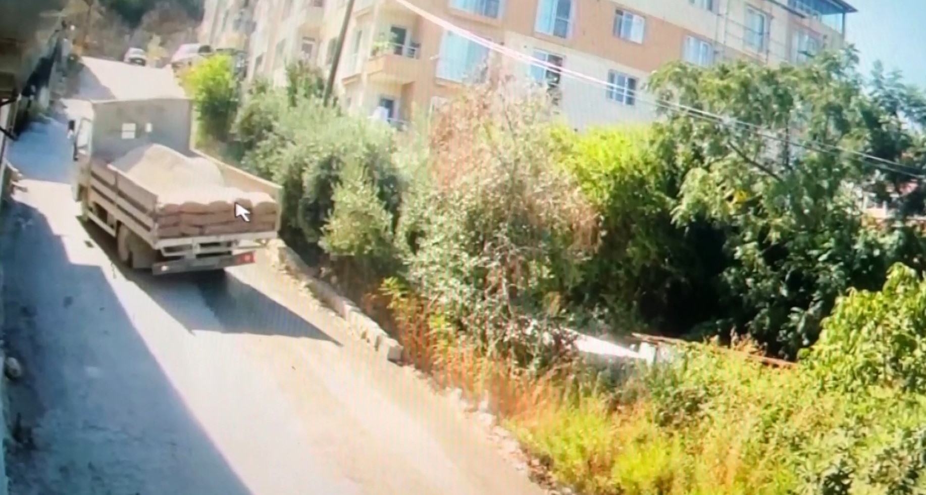 Yokuşu çıkamayan kamyon can aldı: 10 çocuk annesi hayatını kaybetti 2 Yokuşu çıkamayan kamyon can aldı: 10 çocuk annesi hayatını kaybetti