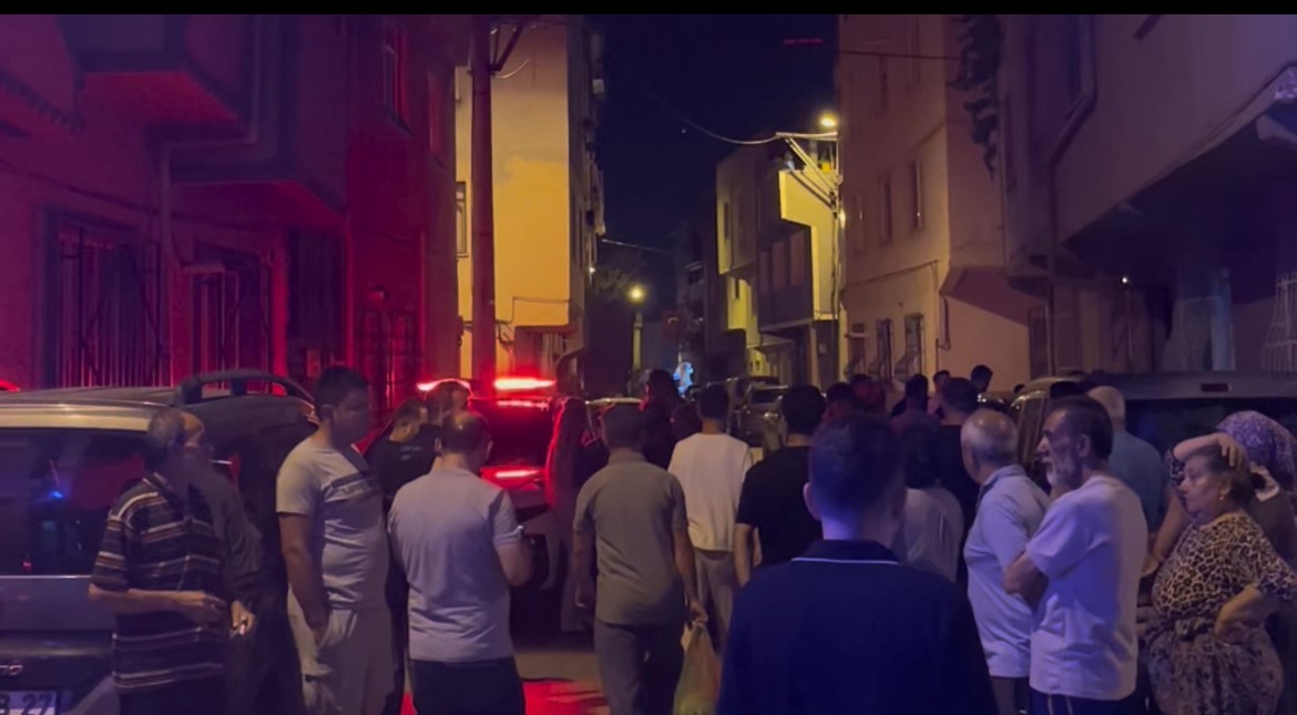 Bursa'da husumetlilerini darp etmeye gelen grubun kaçarken çöpe attığı kılıç