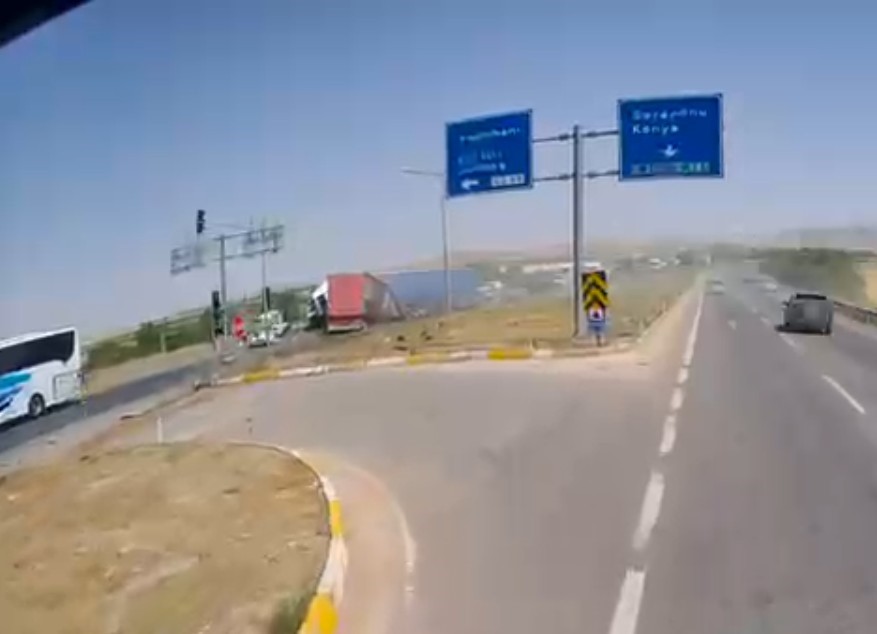 Freni boşaldığı iddia edilen tır dehşet saçtı 1 Freni boşaldığı iddia edilen tır dehşet saçtı