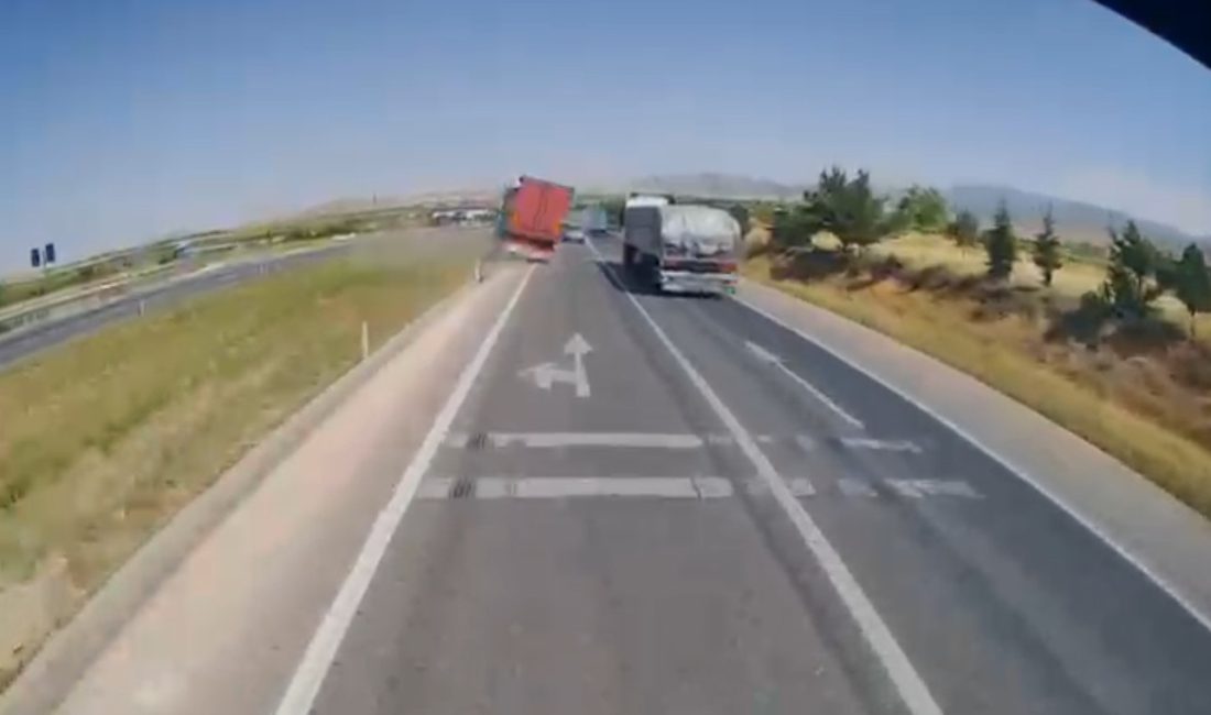 Konya’nın Kadınhanı ilçesinde kontrolden çıkan tırın karşı yöne geçerek kırmızı