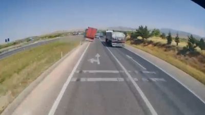 Konya’nın Kadınhanı ilçesinde kontrolden çıkan tırın karşı yöne geçerek kırmızı