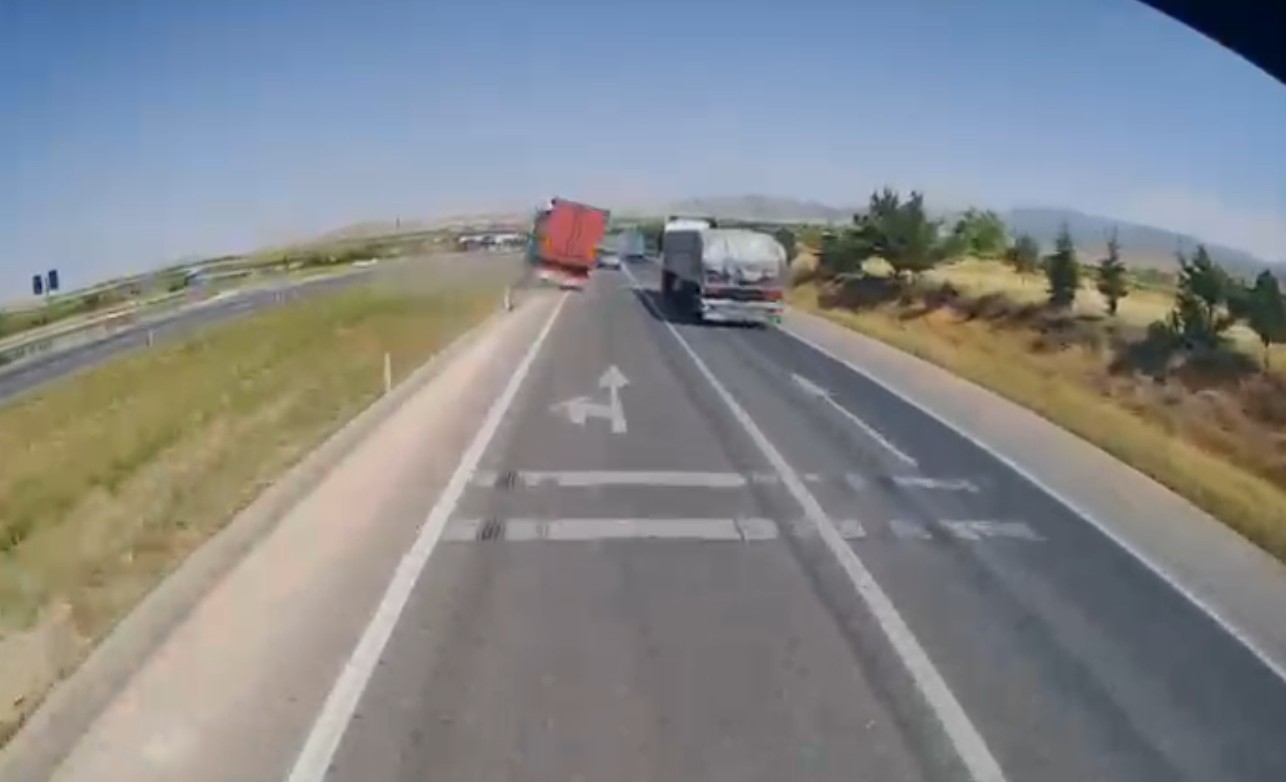Konya’nın Kadınhanı ilçesinde kontrolden çıkan tırın karşı yöne geçerek kırmızı