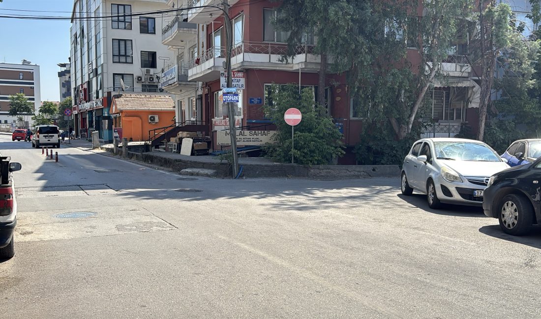 Kocaeli'nin İzmit ilçesinde kontrolden çıkan otomobilin kaldırıma çıkarak 2 yayaya
