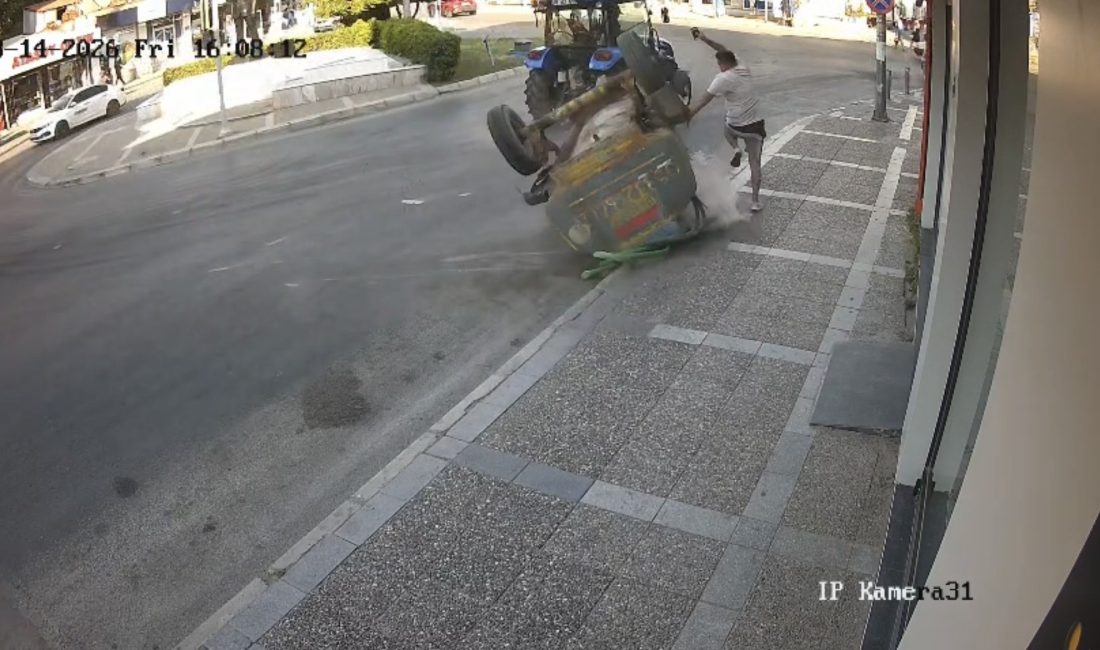İzmir'in Buca ilçesinde viraja süratli giren traktörden kopan su tankeri,