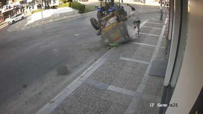 İzmir'in Buca ilçesinde viraja süratli giren traktörden kopan su tankeri,